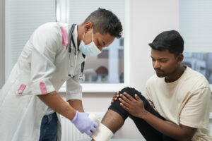 Read more about the article Knee Pain: When Should You Consult a Specialist Instead of Ignoring It?