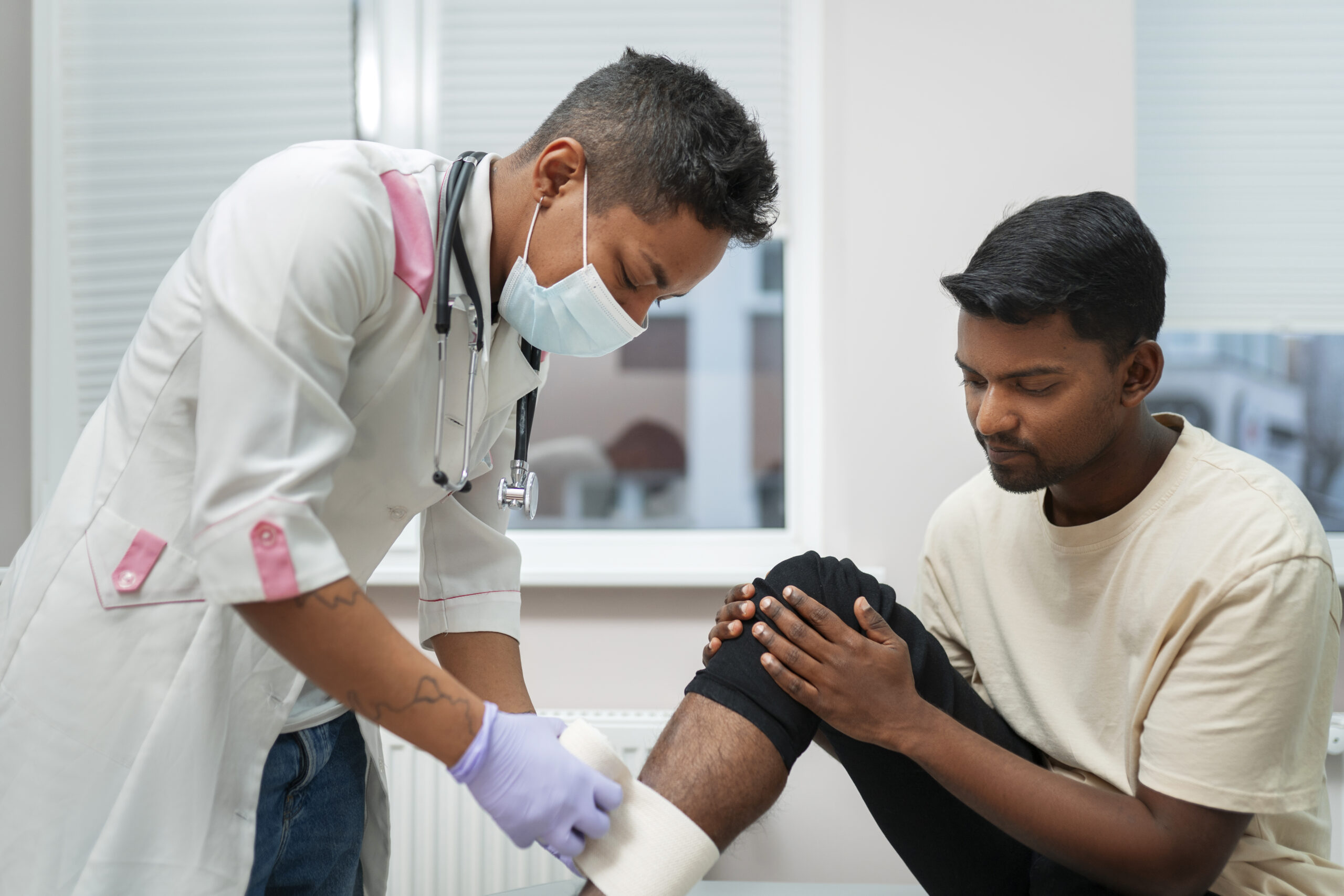 You are currently viewing Knee Pain: When Should You Consult a Specialist Instead of Ignoring It?